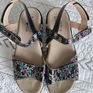  L'Artiste by Spring Step leather sandals Gabriola Nlack Flowers Sz 42